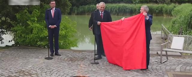 Президент Чехии публично сжег огромные красные трусы