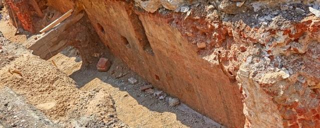 Новгородские археологи обнаружили на руинах церкви фрески XII века