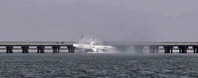 В Шанхае при столкновении гидросамолета с мостом погибли пять человек