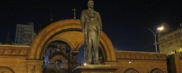 В Новосибирске вандал повредил топором памятник Николаю II