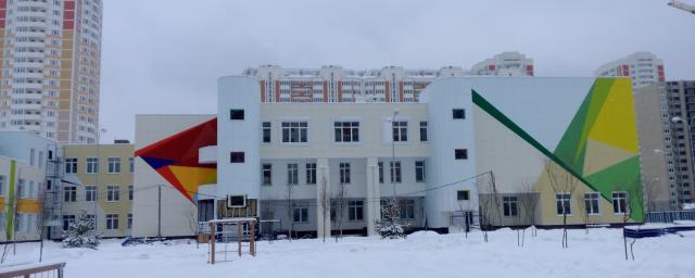 В микрорайоне Стрижи Новосибирска достраивают школу