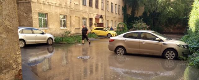 В Петербурге мутная вода залила двор на набережной Фонтанки