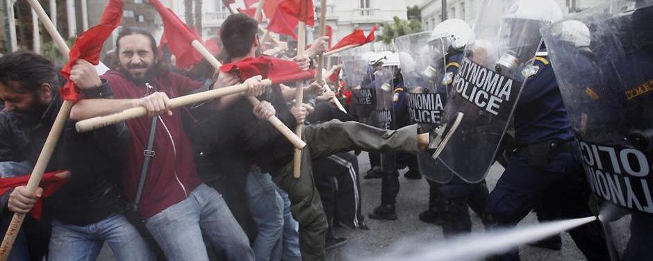 В Афинах в ходе протестов пострадали стрингер Sputnik и тележурналист