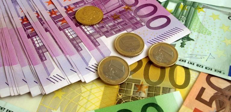 Официальный курс евро в России упал ниже 72 рублей