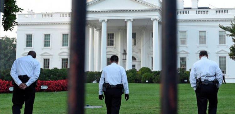 Перелезшему через ограду Белого дома мужчине предъявят обвинения