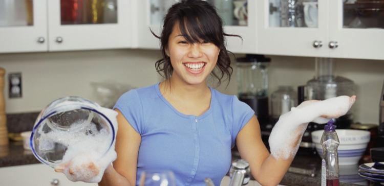 Ученые: Мытье посуды полезно в борьбе со стрессом