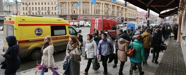 СМИ: При взрыве в метро Петербурга погибли 10 человек