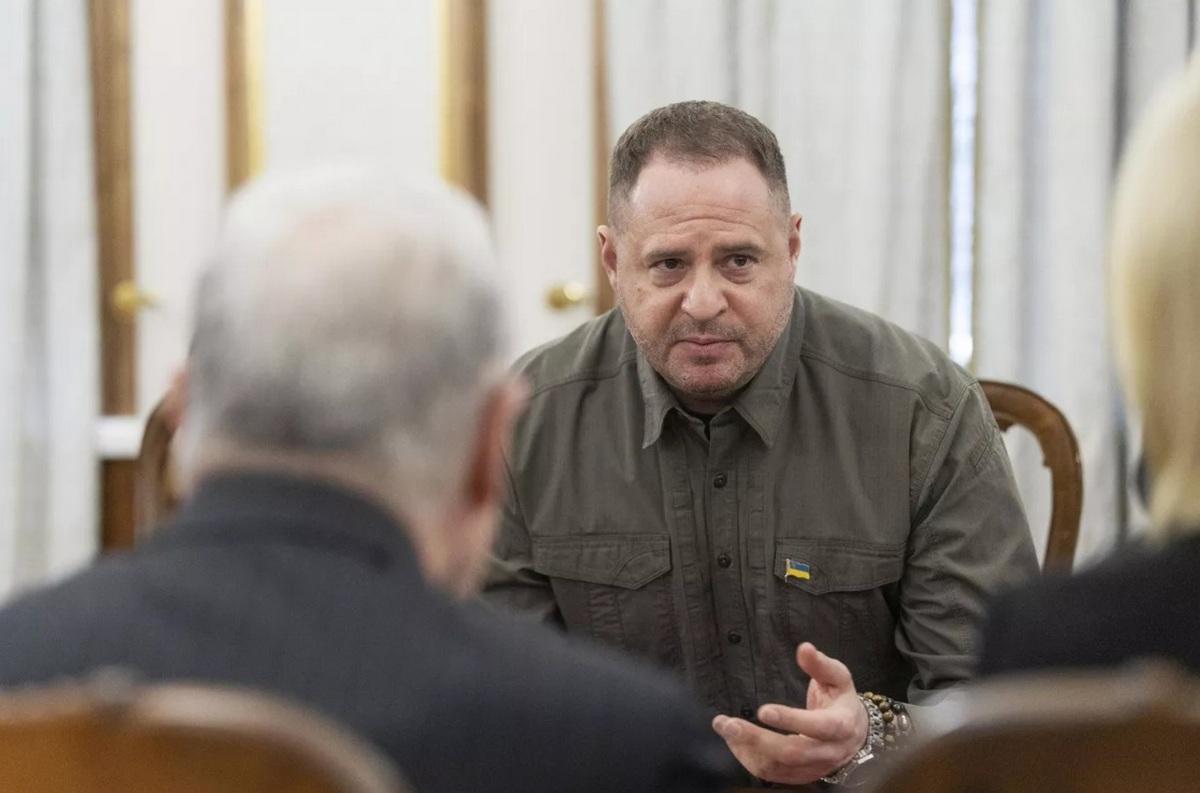 «Он знает всё про откаты: кому, сколько». Мощный компромат из тетради Ермака. Отсечет ли Зеленский свою «правую руку»?