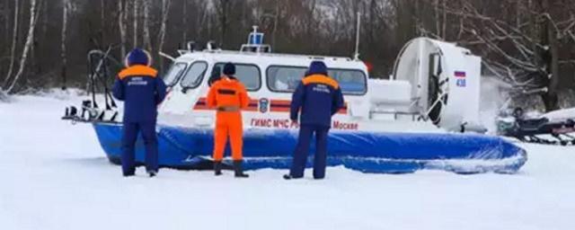Сотрудники МЧС спасли тонущего в Москве-реке мужчину