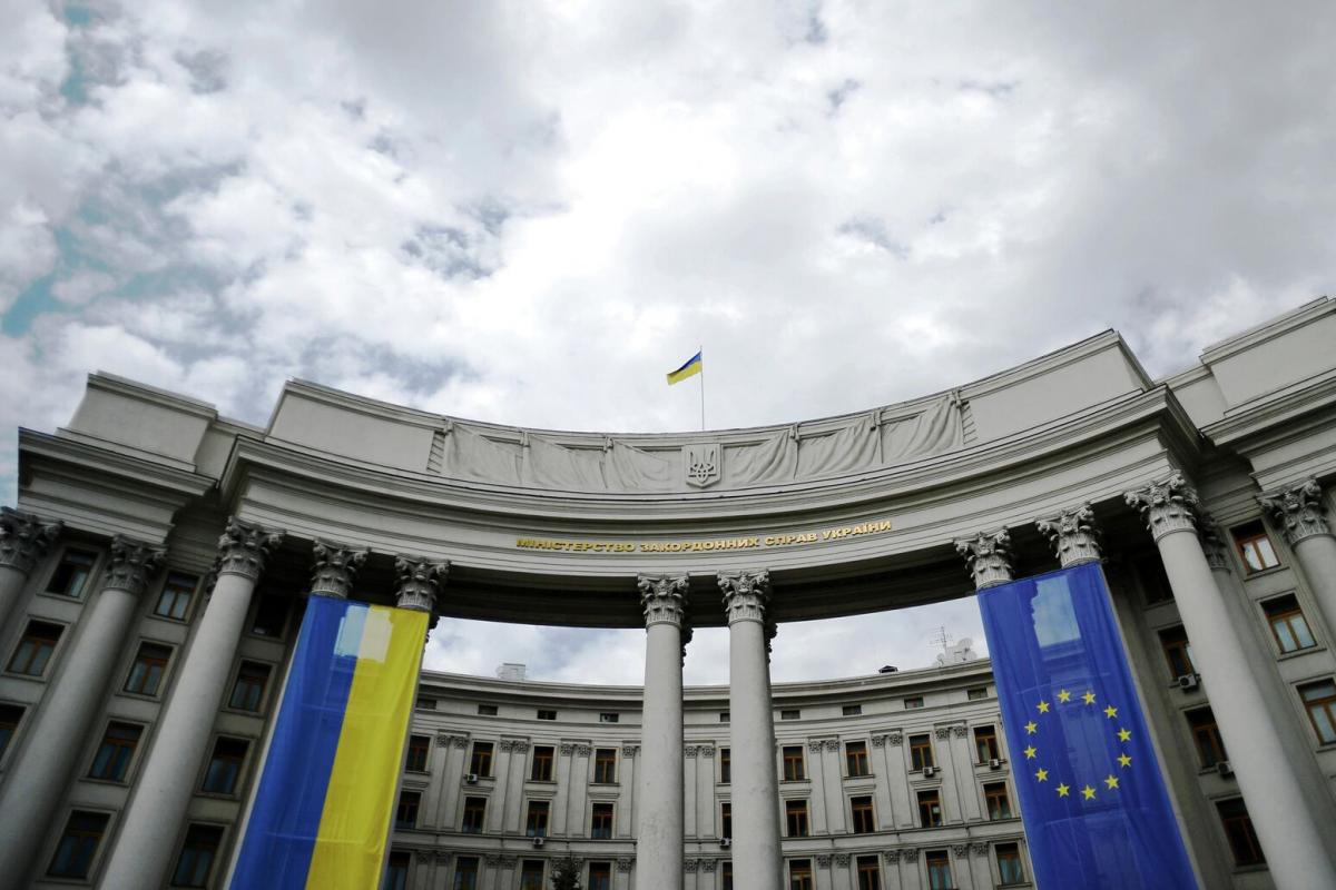 Украина решила приостановить консульские действия для призывников