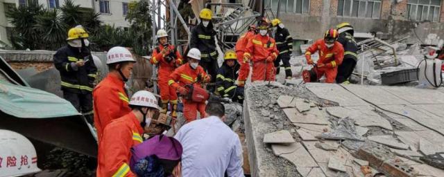 В Китае обрушился жилой дом, как минимум 14 человек пострадали
