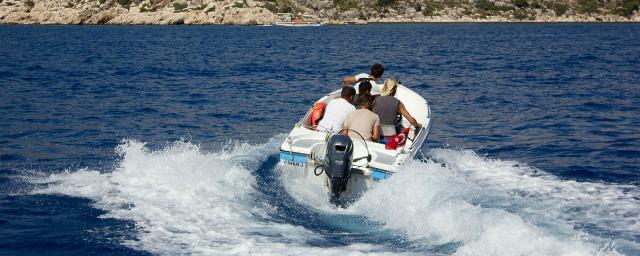 В Туапсе владелец 11-местного катера прокатил на нем 60 туристов
