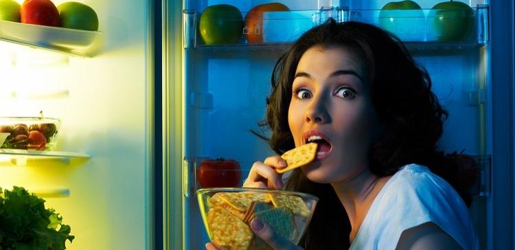 Ученые: Употребление пищи ночью приводит к нарушению работы мозга