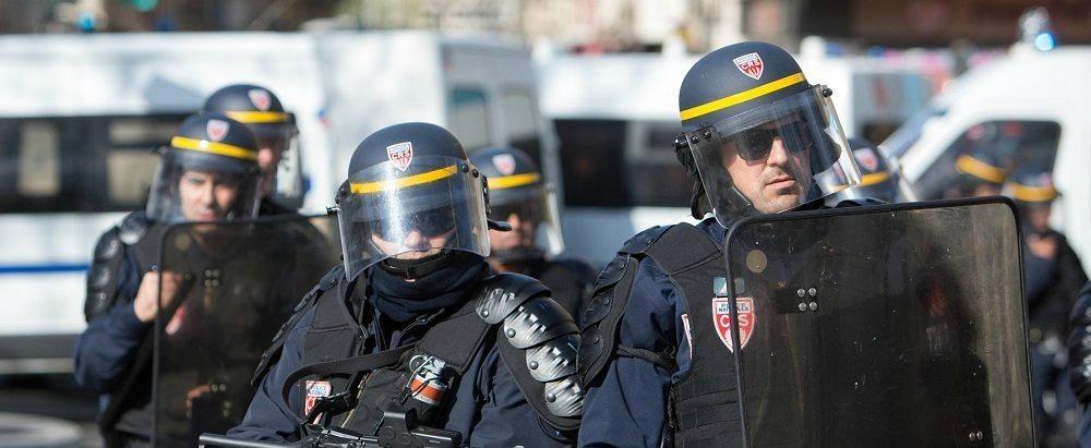 Во Франции в результате протестов пострадали десятки человек