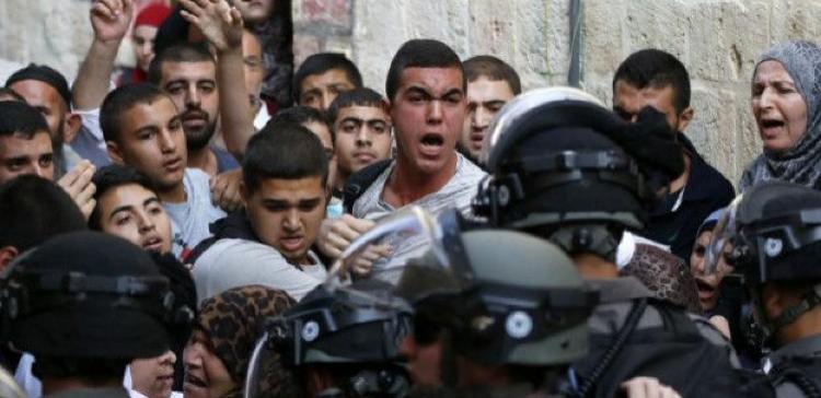 Возле мечети в Иерусалиме начались столкновения палестинцев и полиции