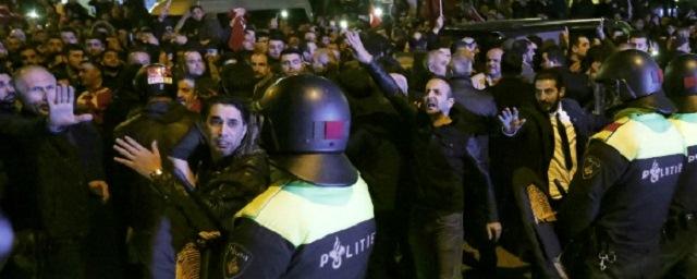 В Роттердаме полицейские разогнали митингующих у консульства Турции