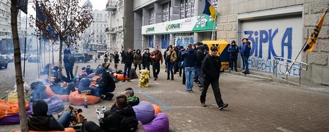 Радикалы угрожают прекратить работу российских банков на Украине