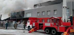 Три человека получили травмы во время пожара на складе в Ярославле