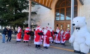 Гостей в Крыму встречает оркестр Дедов Морозов