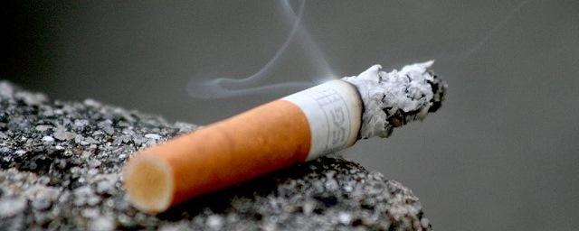 Минздрав РФ одобрил запрет на курение около подъездов жилых домов