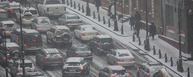 Во Владивостоке из-за мощного снегопада произошло более 300 ДТП