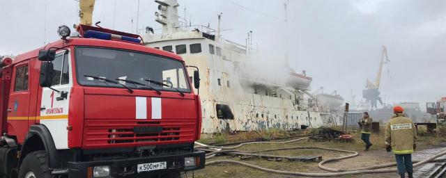 В Архангельске горит списанное судно