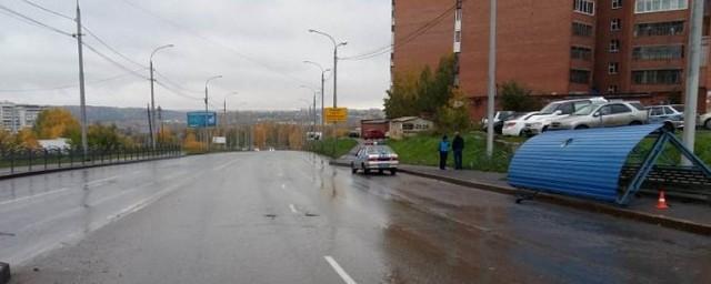 В Томске Toyota врезалась в остановку, пострадали две женщины