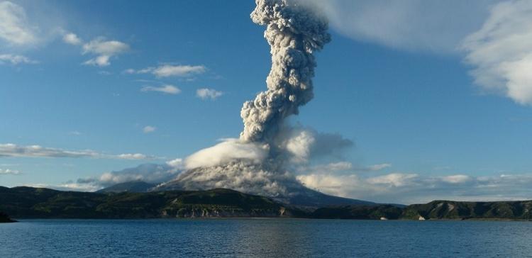 В Японии вулкан Асо выбросил столб дыма и пепла на высоту 700 метров