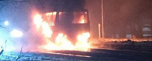 В Новосибирске на остановке загорелся пассажирский автобус