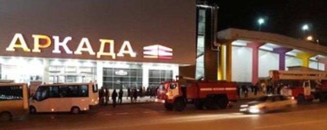 Спасатели эвакуировали более 1000 людей из ТЦ «Аркада» из-за пожара