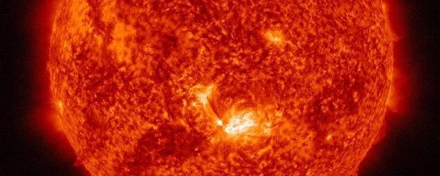 NASA опубликовало кадры крупного пятна на поверхности Солнца