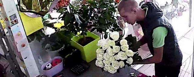 В Иркутске ищут молодого человека, укравшего букет из белых роз