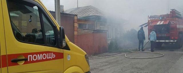 Новосибирские пожарные спасли из горящего дома мальчика