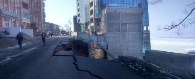Во Владивостоке возле стройки высотного дома обрушилась дорога