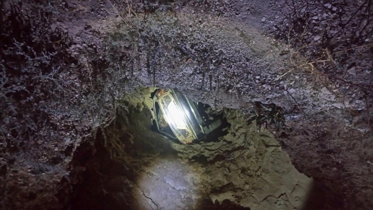 В Крыму авто сорвалось с обрыва и застряло в скале