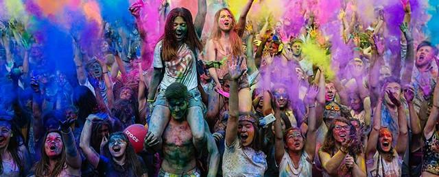 В Петербурге на фестивале красок используют 50 тонн цветных порошков