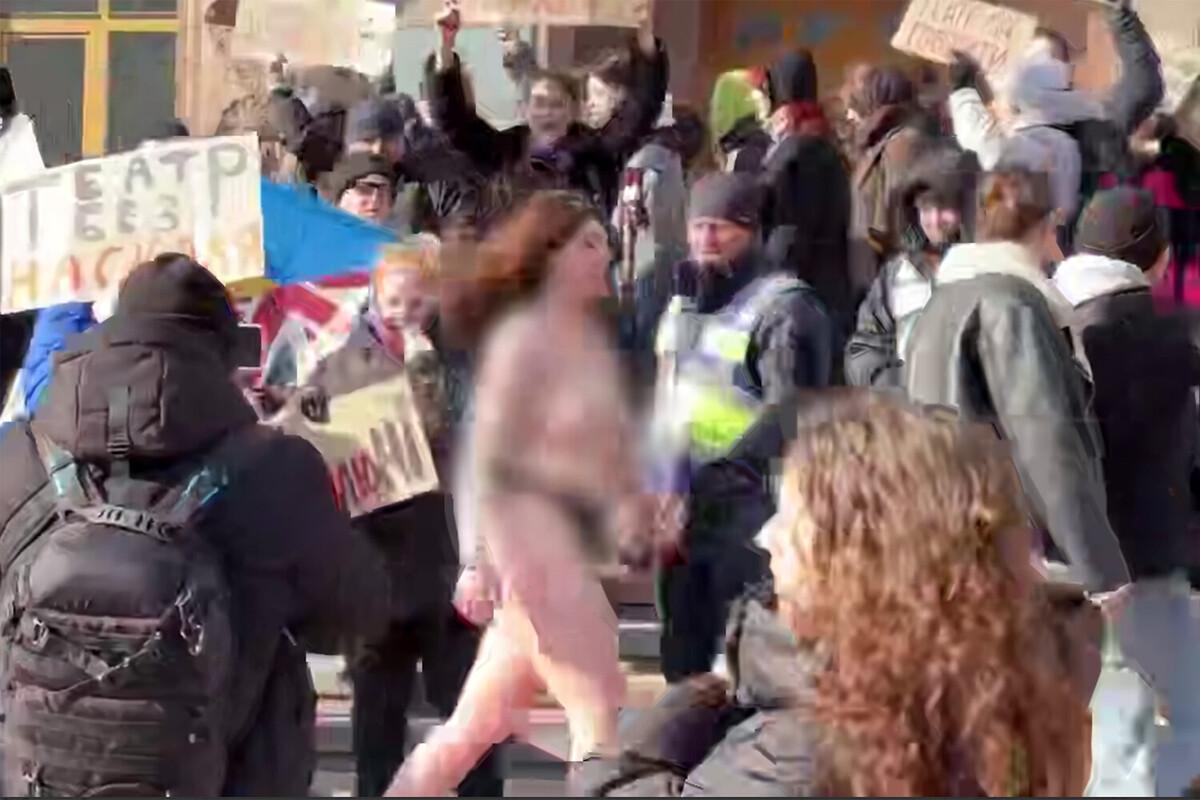 В Киеве митинг в защиту уволенного худрука закончился стриптизом и столкновениями с полицией