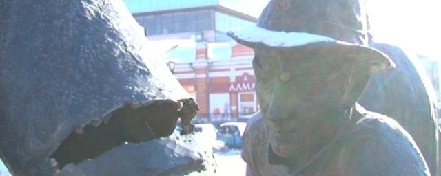 В Иркутске отремонтировали скульптуру, посвященную фильмам Гайдая