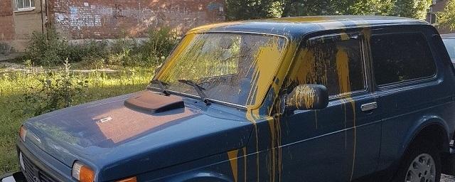 В Воронеже неизвестный облил краской припаркованную машину