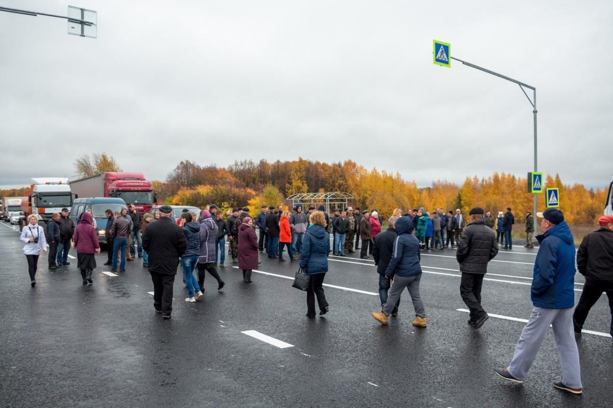 В Омске жители поселка перекрыли дорогу в знак протеста