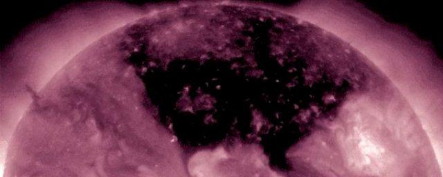 Ученые обнаружили на Солнце гигантскую корональную дыру