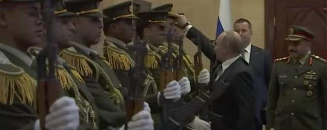 Путин вернул палестинскому офицеру упавшую перед ним фуражку
