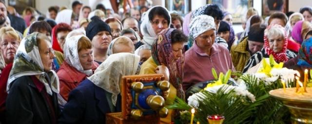 Опрос: Более 50% россиян верят в Бога и порчу