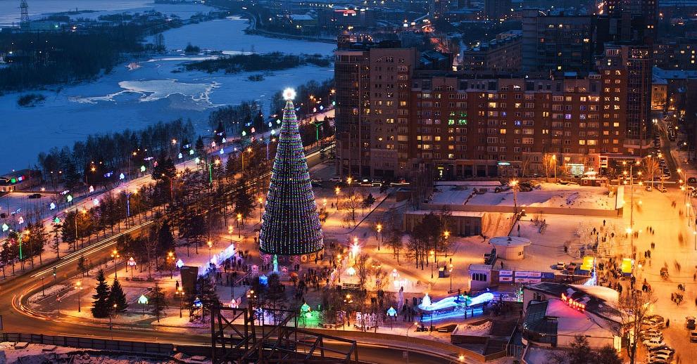 В Красноярске установили самую высокую елку в Европе и Азии