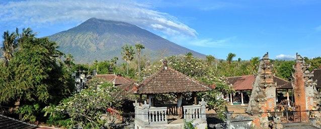 На острове Бали началось извержение вулкана Агунг