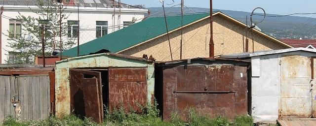 В Магадане сносят незаконно установленные гаражи и сараи