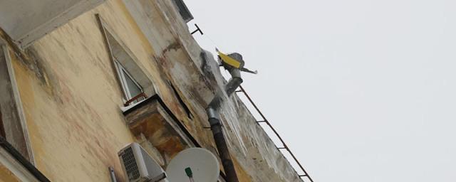 В Череповце разбился мужчина, который чистил снег на крыше дома
