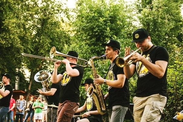 В московских парках выступают 130 музыкальных групп