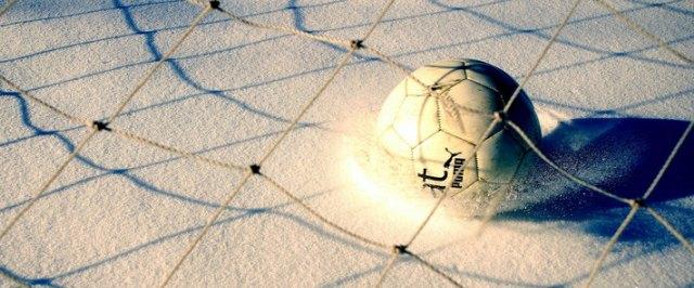 В Томске поле стадиона засыпало снегом перед матчем РФПЛ