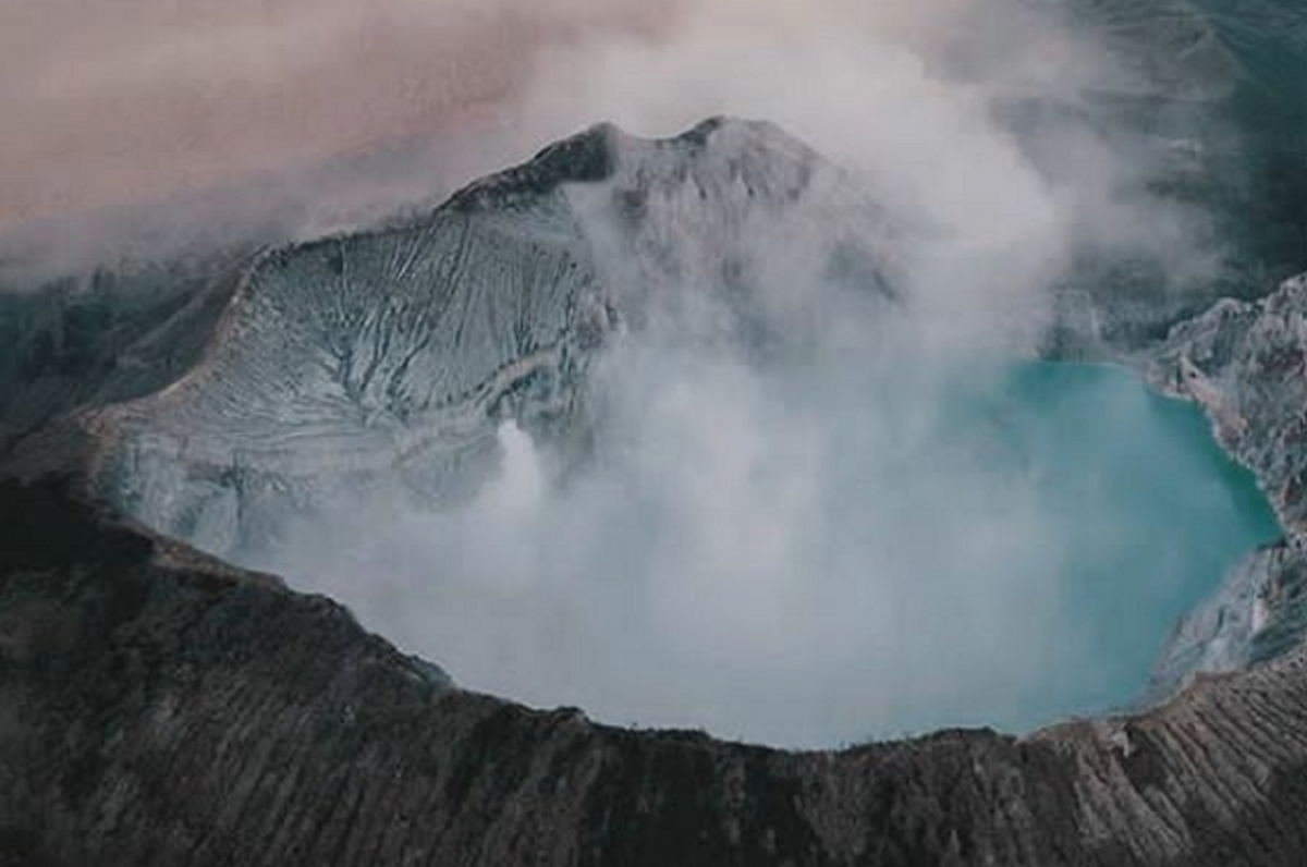 Туристка из КНР поскользнулась и упала в кратер вулкана Иджен в Индонезии, женщине не удалось выжить